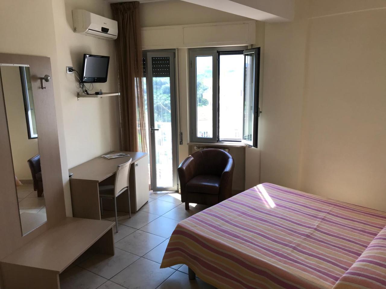 Hotel San Luca Россано Экстерьер фото